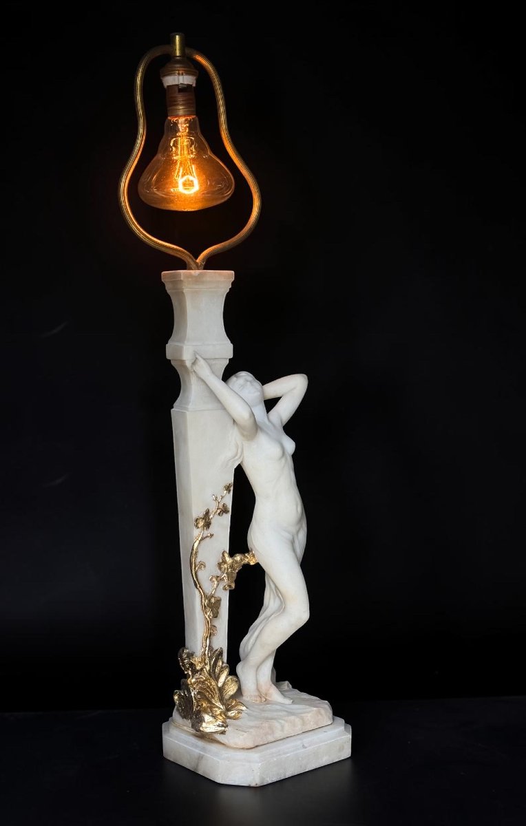 Statua raffigurante una giovane fanciulla nuda che poggia ad un lampione, Marmo e Oro-photo-4