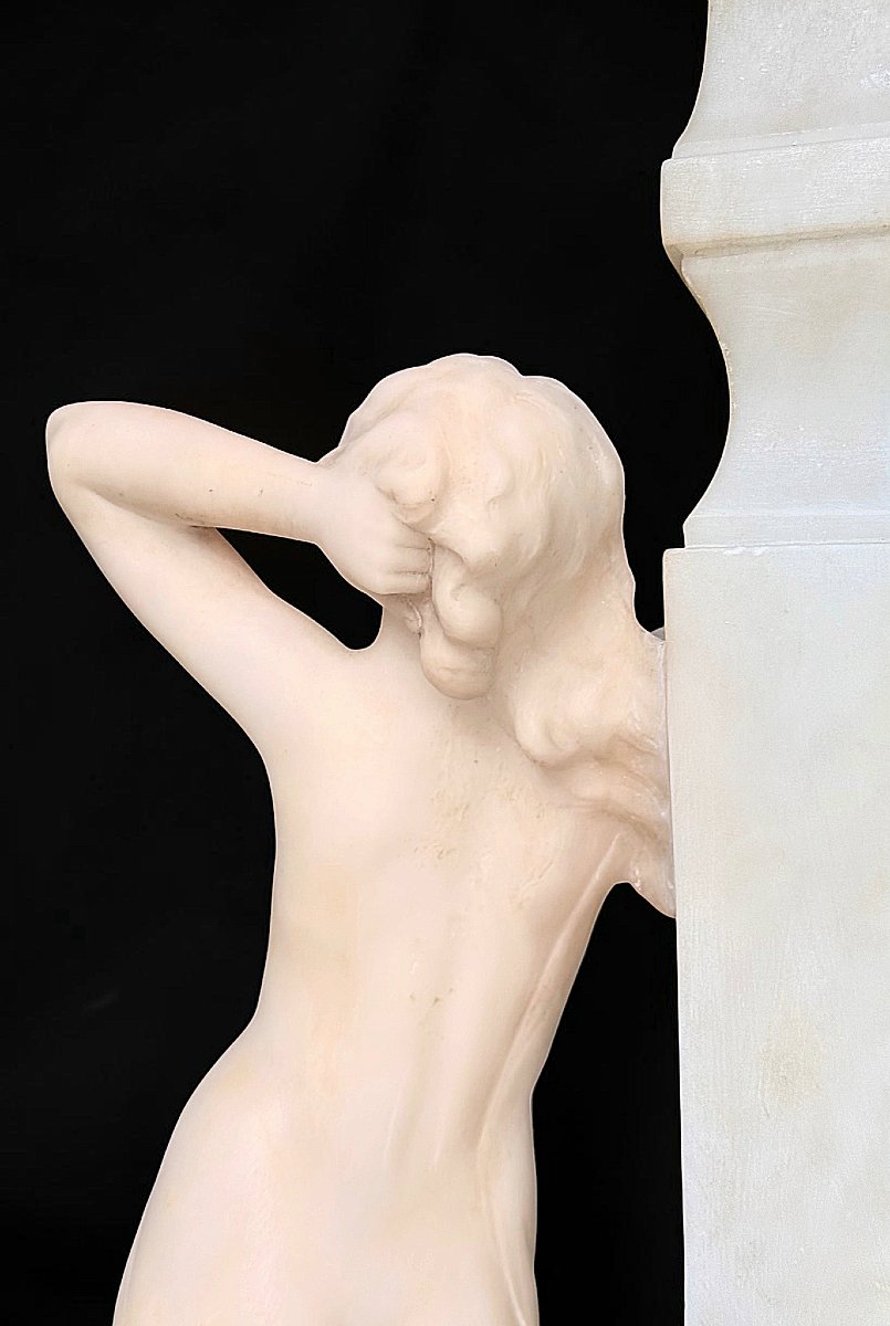 Statua raffigurante una giovane fanciulla nuda che poggia ad un lampione, Marmo e Oro-photo-5