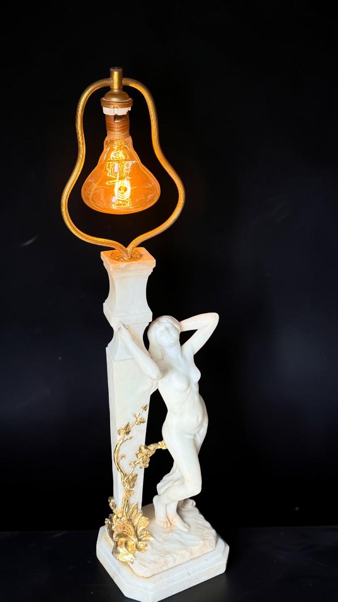 Statua raffigurante una giovane fanciulla nuda che poggia ad un lampione, Marmo e Oro-photo-6