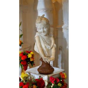 Busto di fanciulla sorridente con le mani incrociate , Marmo 