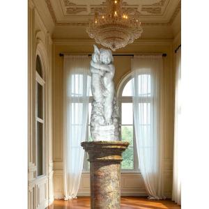Statua ragazzo sorridente che abbraccia un grande pesce mitologico, Marmo di Carrara 