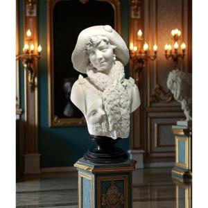Busto fanciulla che sorride con Maschera di Carnevale, Marmo Carrara 