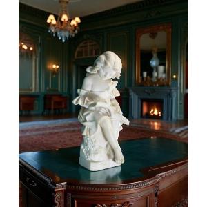 Statua raffigurante Fanciulla che legge un libro, Marmo Bianco statuario di Carrara,  Vicari 