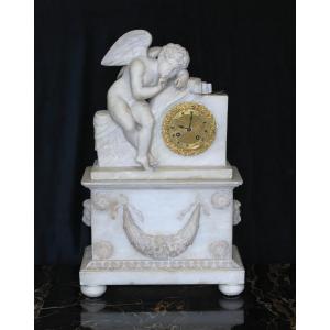 Orologio francese in alabastro con scultura raffigurante un angioletto