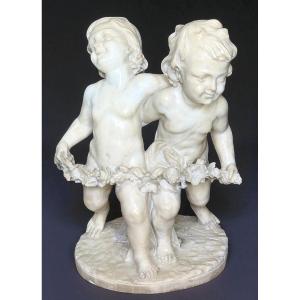 Statua raffigurante Putti con ghirlande di fiori 