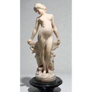 Statua Ninfa Nuda che posa su una fontana, con Colonna in Marmo 