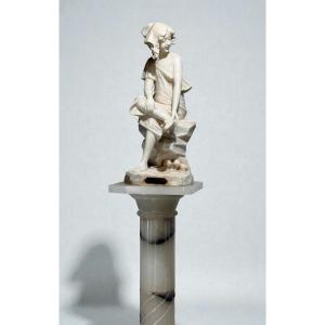 Statua raffigurante una giovane fanciulla sorridente con Colonna in Marmo