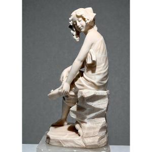 Statua giovane fanciulla sorridente 