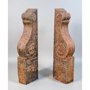 Coppia di grandi elementi architettonici interamente scolpiti a mano nel marmo rosso di Verona