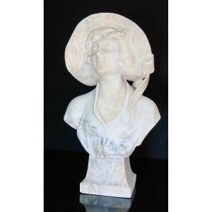 Busto raffigurante una giovane donna sorridente