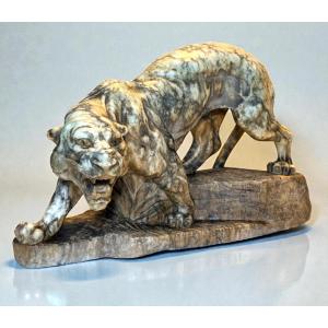 Tigre Ruggente, interamente scolpita a mano in marmo giallo Arabescato 