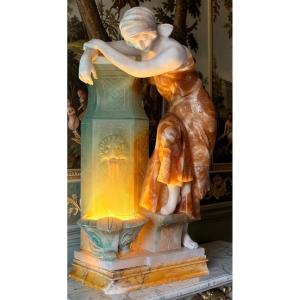 Statua raffigurante giovane fanciulla vicino una fontana con Mascherone, Marmo 