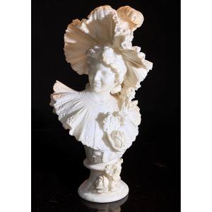 Busto giovane fanciulla sorridente con Cappello e dedica d'amore sul retro, Marmo 