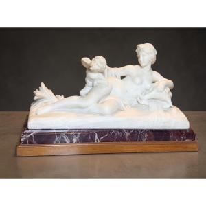 Statua raffigurante giovane fanciulla con un putto sdraiato, Marmo Bianco Statuario di Carrara 