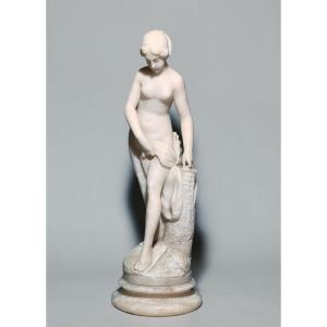Statua raffigurante una giovane fanciulla nuda