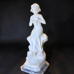 Statua raffigurante una giovane fanciulla sorridente con Gomitolo di lana, Parent