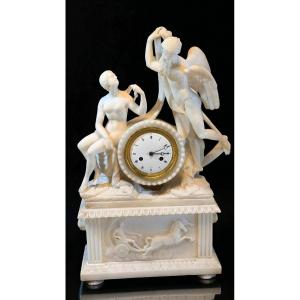 Orologio Neoclassico con Figure Mitologiche in Marmo Bianco Statuario di Carrara