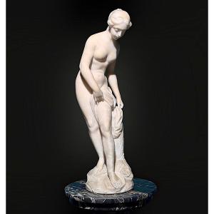 Statua raffigurante una giovane fanciulla nuda 