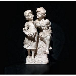 Statua raffigurante una giovane coppia di fanciulli