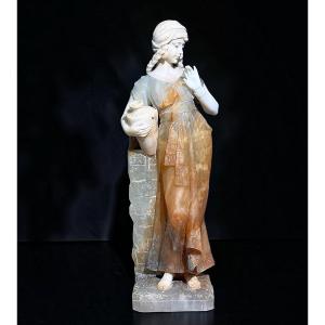Statua raffigurante una giovane fanciulla sorridente con una Brocca, in Onice e Marmo