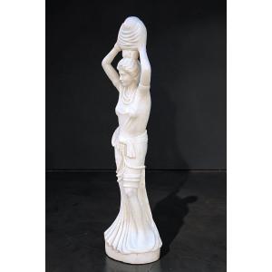 Statua raffigurante una giovane fanciulla sorridente con una brocca in mano, Marmo Bianco 