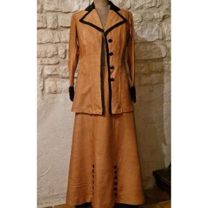 Women's Day Suit In Ochre Silk - Circa 1910 - Skirt And Jacket - Black Silk Trim -