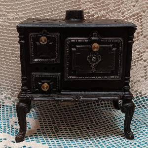 Cast-iron Doll's Or Demonstration Cooker