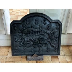 Belle Plaque Ancienne Réalisée En Fonte  à Décor D’une Salamandre 