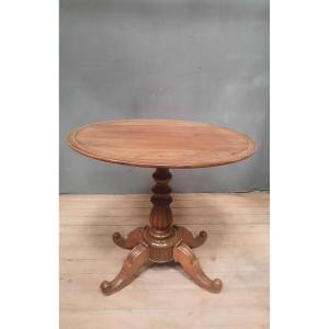 Nineteenth-century Walnut Gueridon With Tilting Top 