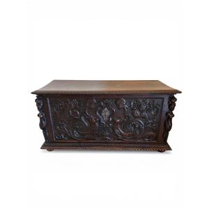 Carved Wood Renaissance Chest With Mythological Decor And Foliage - 17th Century / Renai Style