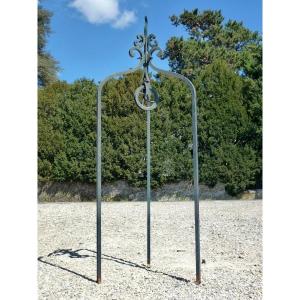 Elégante ferrure de puits forgée au XVIIIème siècle en parfait état