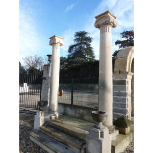 Important Pair Of Antique Columns In Burgundy Stone