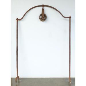 Well Fitting In Fog Iron - 18th Century.