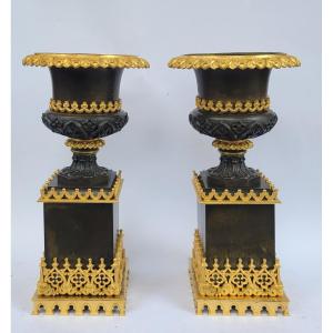 Paire De Vases Médicis à La Cathédrale En Bronze Doré Et Patiné Epoque Charles X  