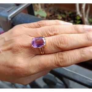 Gold Ring Decorated With An Amethyst