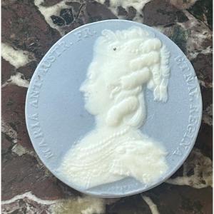 Small Medallion In Sèvres Porcelain Portrait Of Marie Antoinette By Duvivier