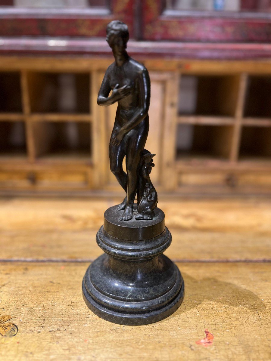 Proantic Statuina In Bronzo Con Base In Marmo Raffigurante Venere XI Proantic Statuina In Bronzo Con Base In Marmo Raffigurante Venere XI
