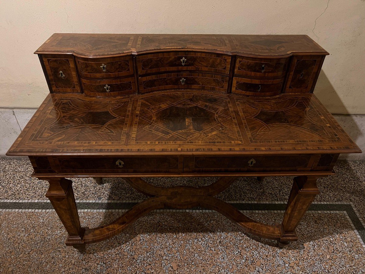 Elegante scrivania San Filippo lastronata in radica di noce, Roma, XVIII sec.