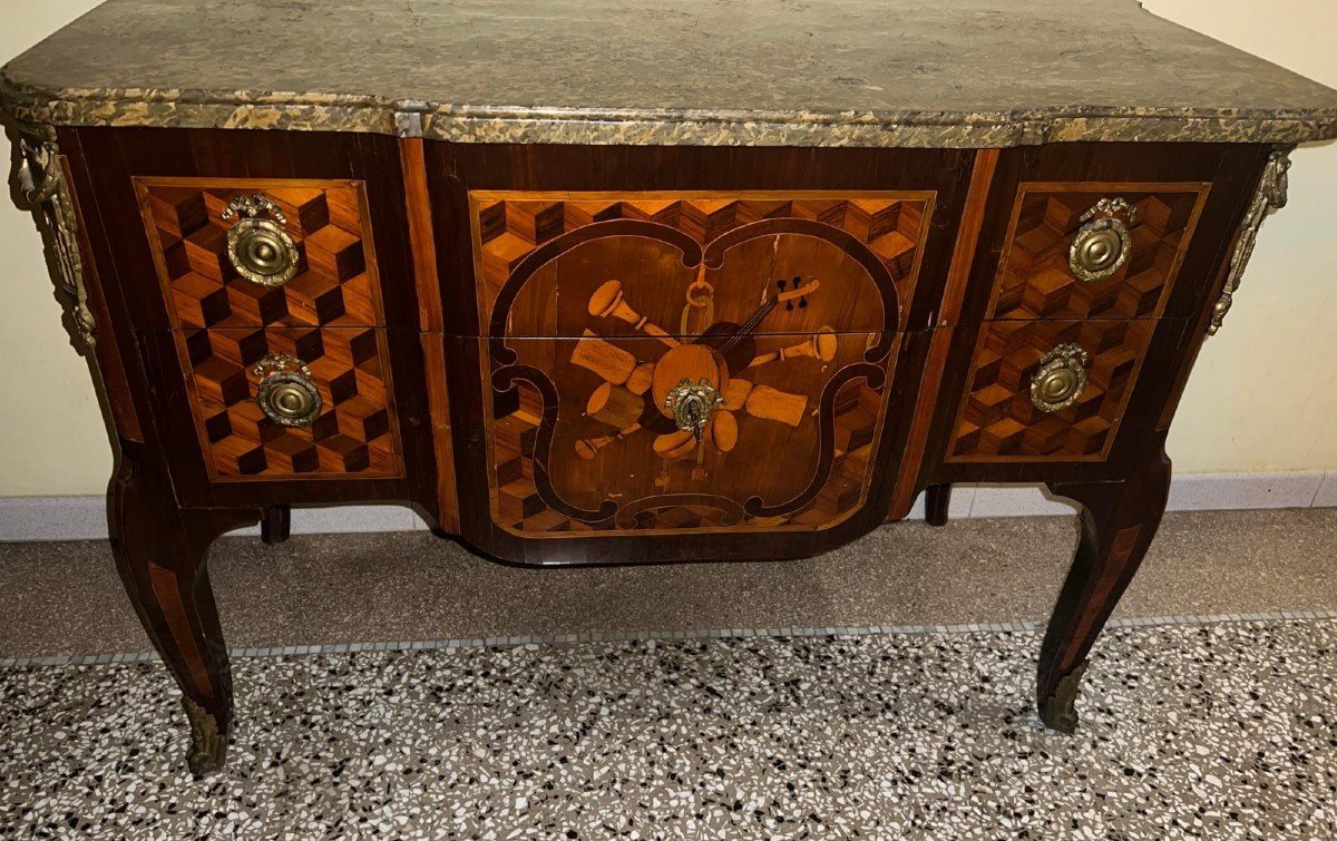 Commode interamente lastronata. Francia, Luigi XV, stampigliata Jean Holthausen