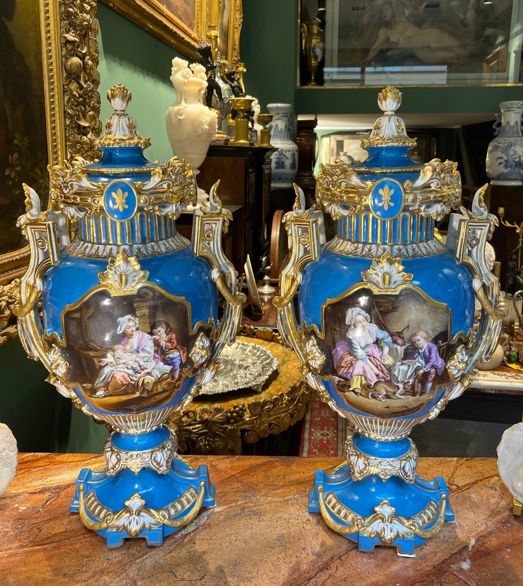 Coppia di grandi vasi in porcellana di Sèvres. Francia, XIX secolo