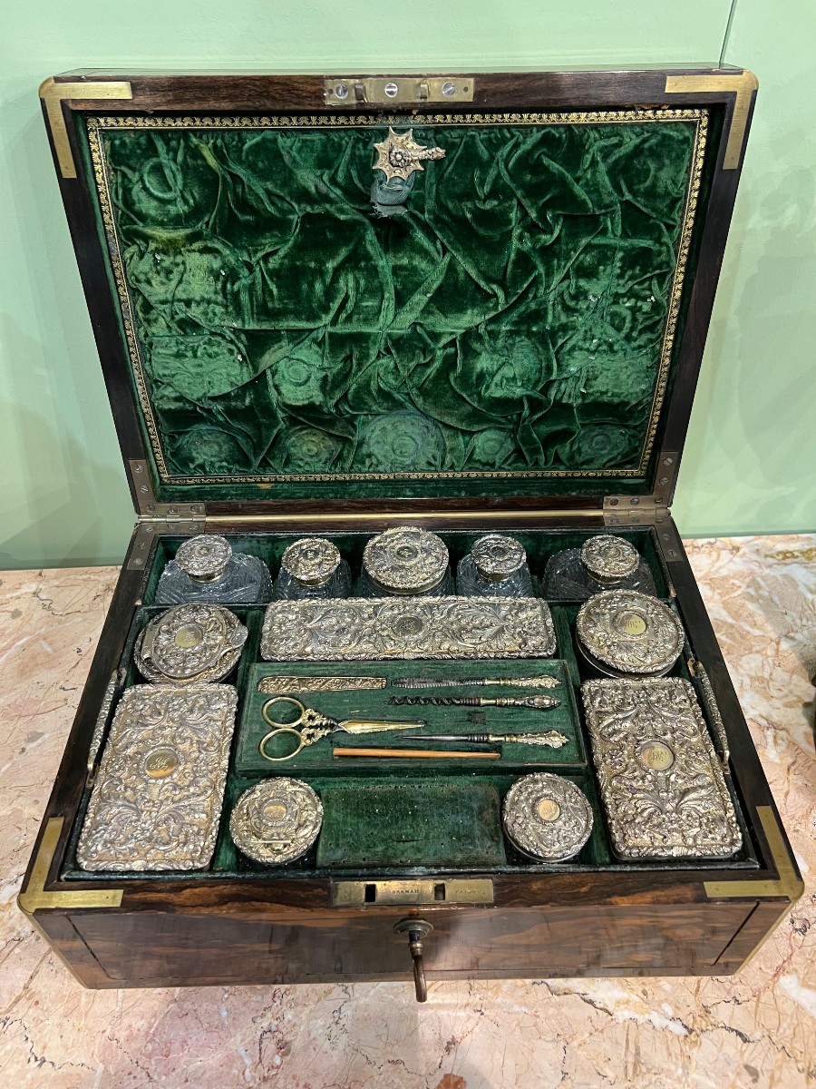 Necessaire in legno, argento sterling e cristallo. Londra, Giorgio IV 1829