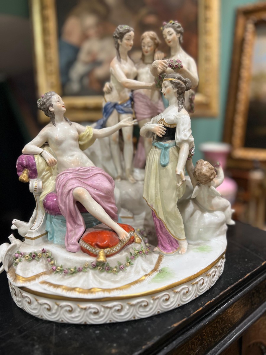 Gruppo di figure in porcellana "Venere e le Muse". Samson, XIX secolo