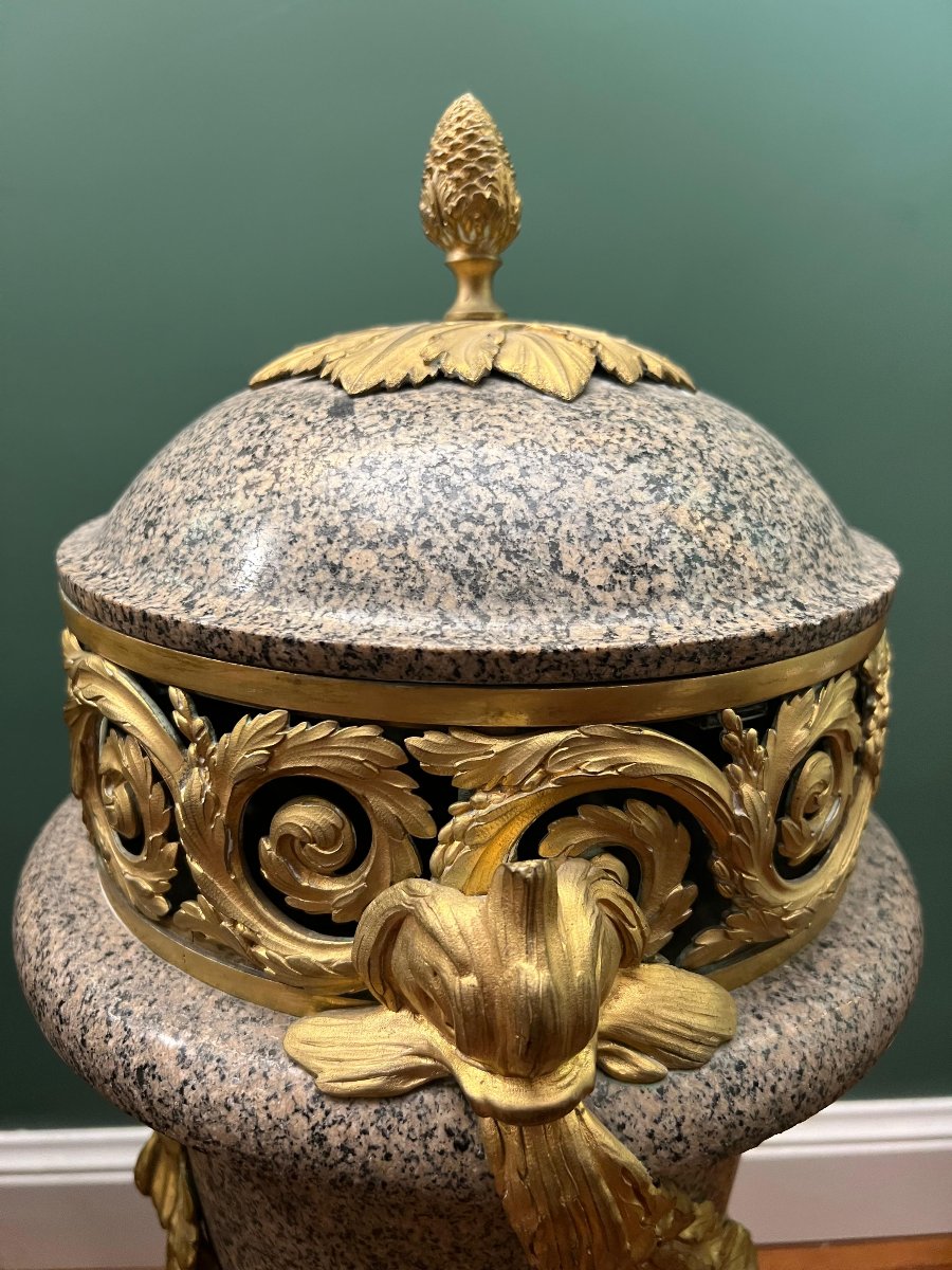 Coppia di vasi in granito e bronzo dorato. Francia, epoca Napoleone III-photo-3