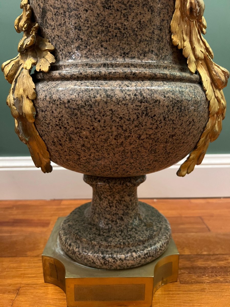 Coppia di vasi in granito e bronzo dorato. Francia, epoca Napoleone III-photo-4