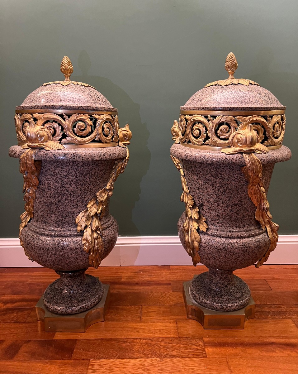 Coppia di vasi in granito e bronzo dorato. Francia, epoca Napoleone III