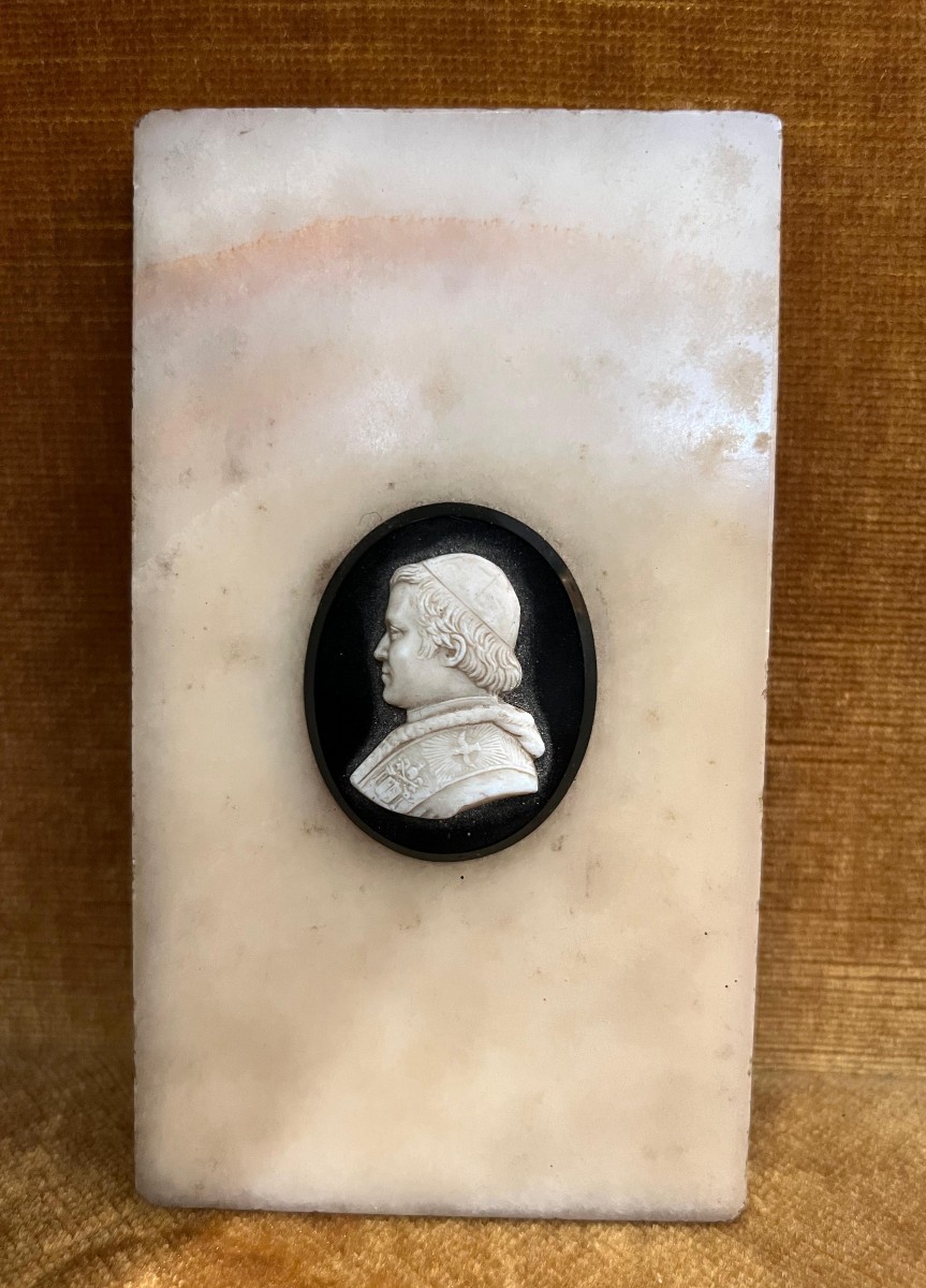 Cammeo neoclassico raffigurante un Pontefice, su base in marmo. Inizio XIX secolo
