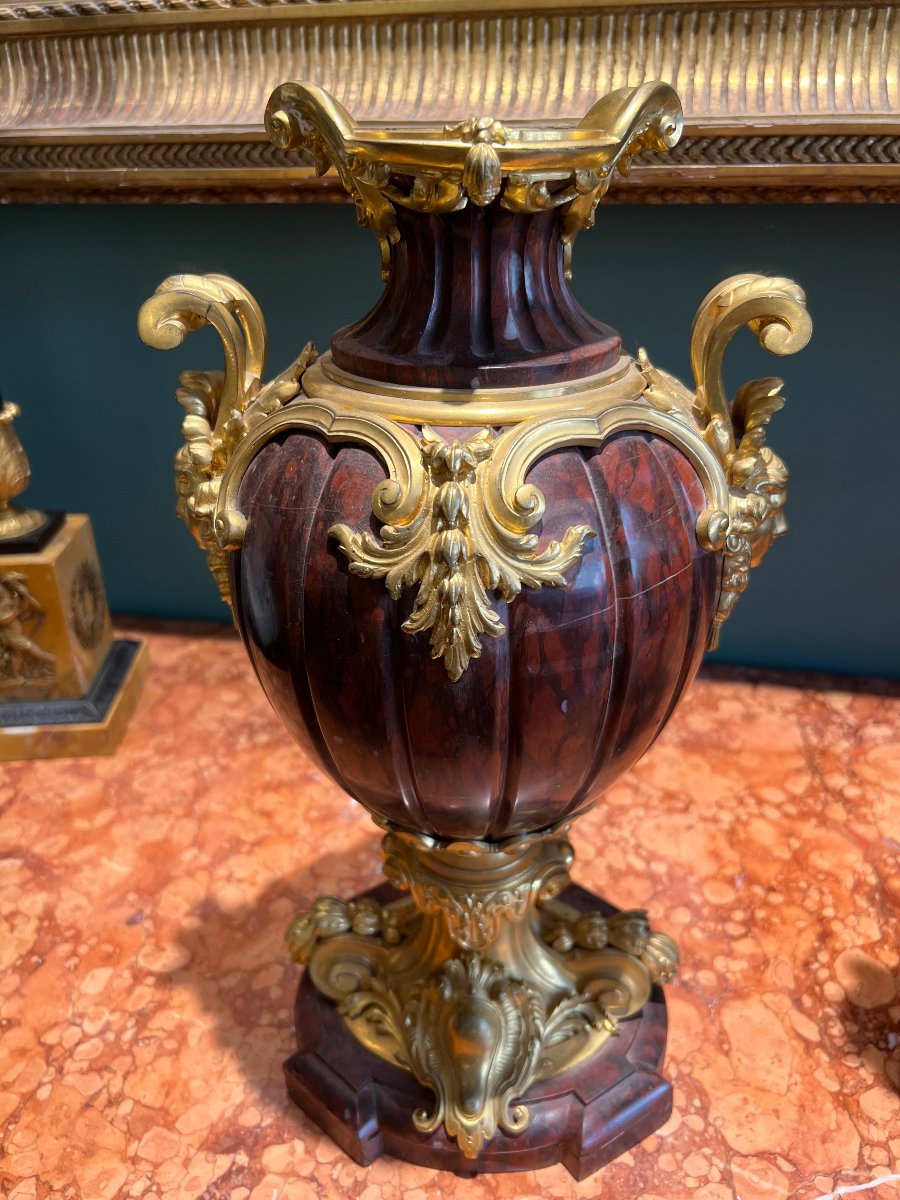 Coppia di vasi in bronzo dorato e marmo rosso. Francia, epoca Napoleone III-photo-2
