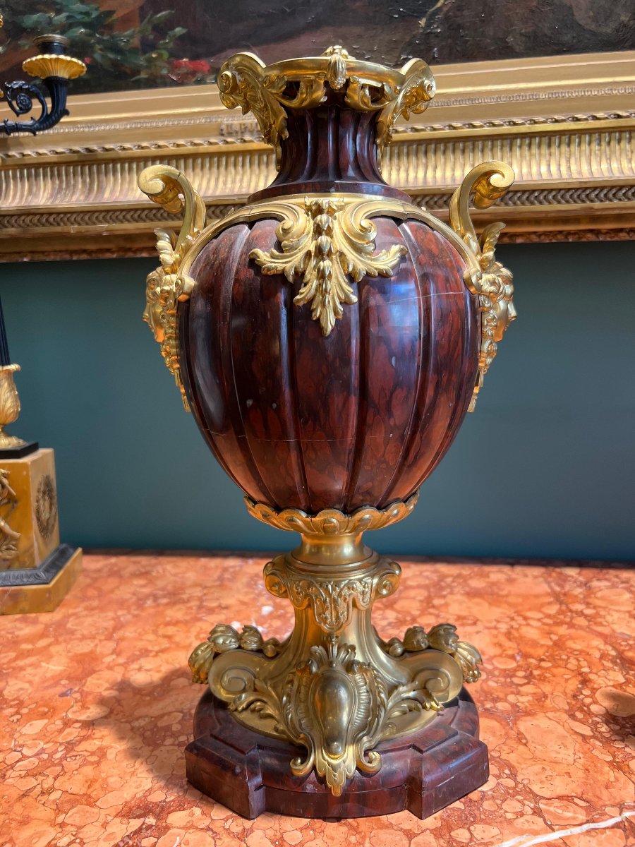Coppia di vasi in bronzo dorato e marmo rosso. Francia, epoca Napoleone III-photo-1