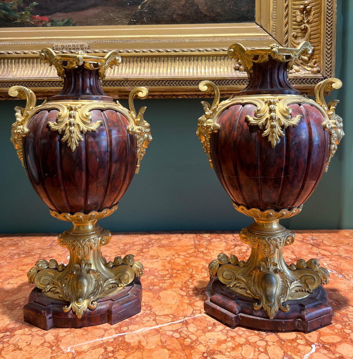 Coppia di vasi in bronzo dorato e marmo rosso. Francia, epoca Napoleone III