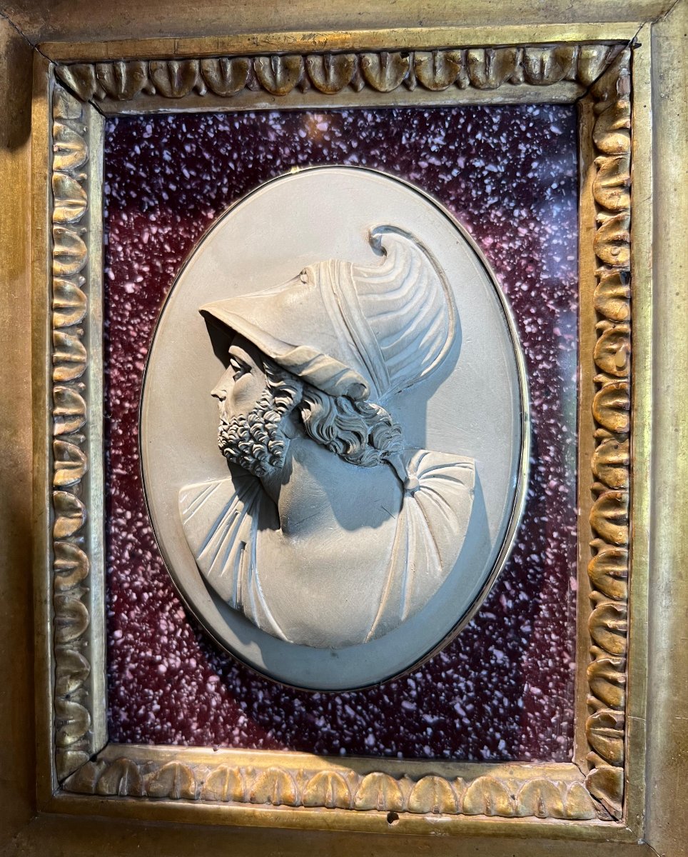 Cammeo in pietra lavica e porfido. Roma, periodo Impero.-photo-2